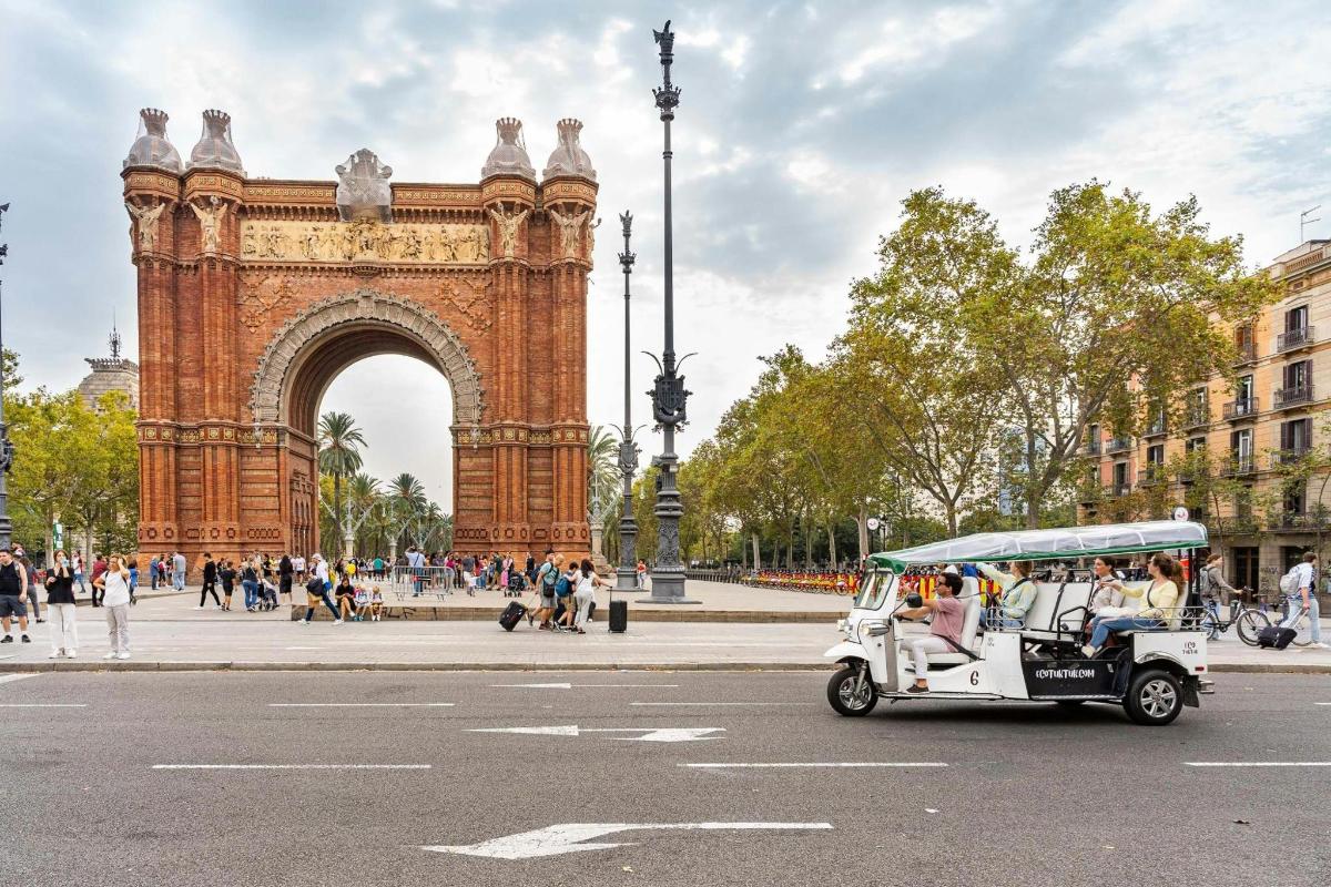 un golf cart che passa davanti alla torre Eiffel