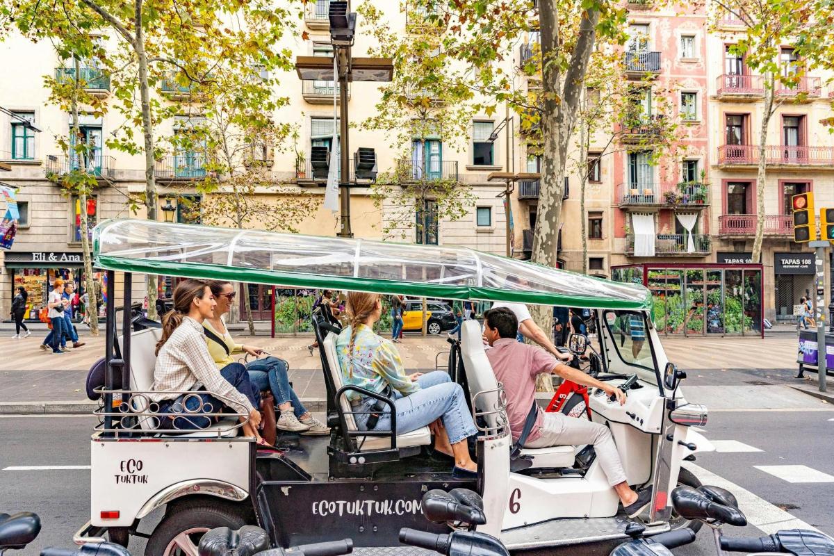 un gruppo di persone a bordo di un golf cart