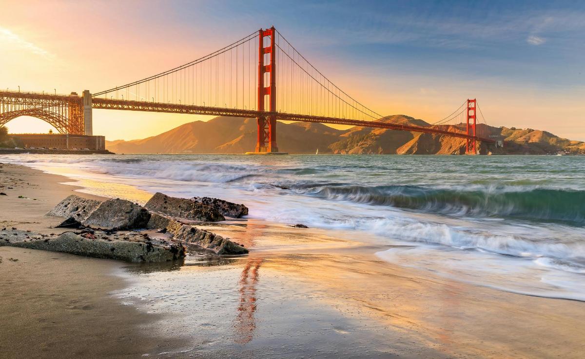Una vista del puente Golden Gate y la playa.