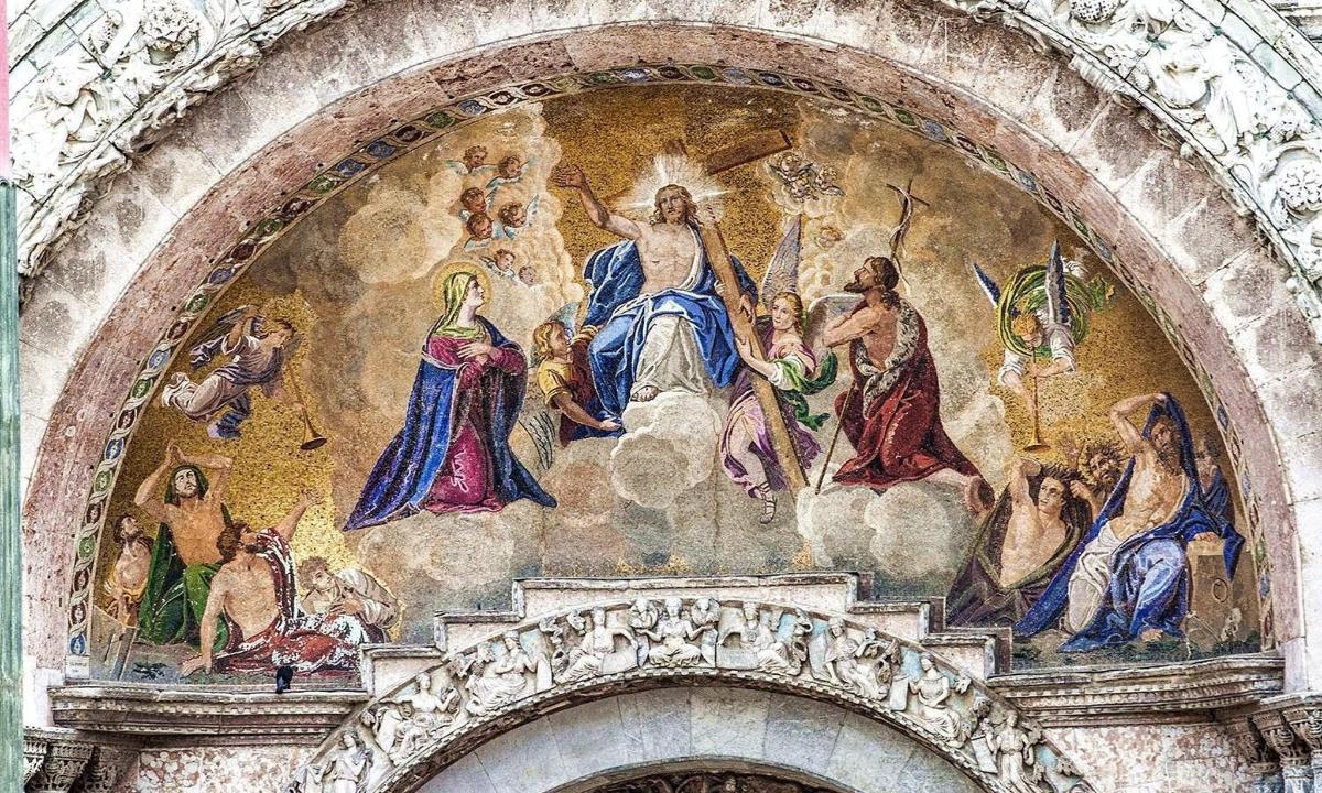 un mural al lateral d'un edifici amb pintures