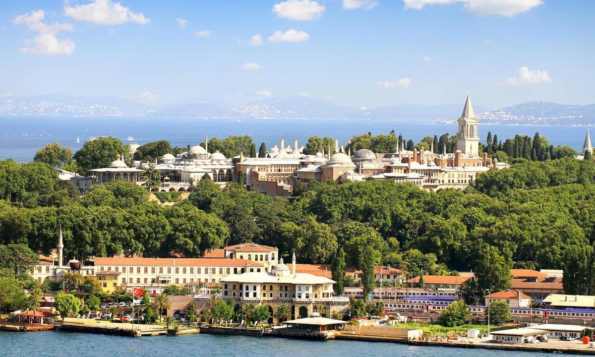 miasto na szczycie wzgórza, tuż nad wodą