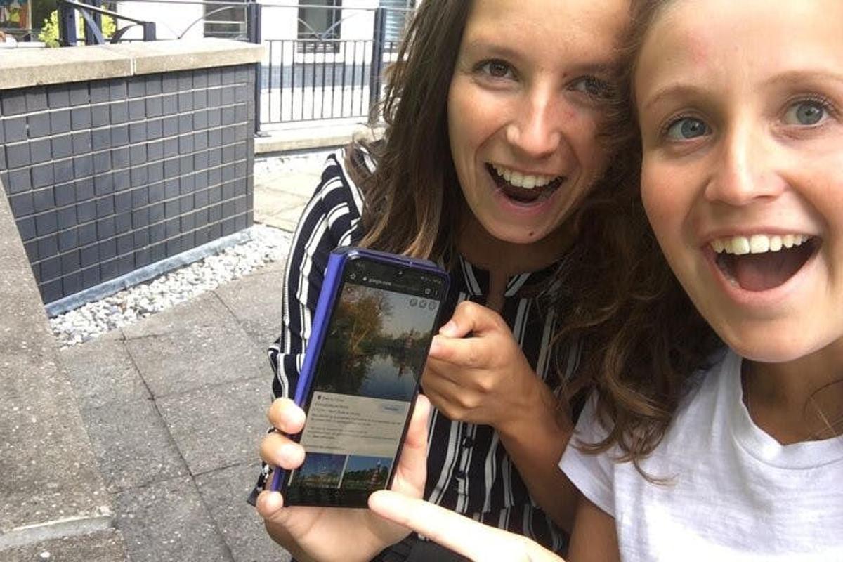 két nő mobiltelefont tart a kezében
