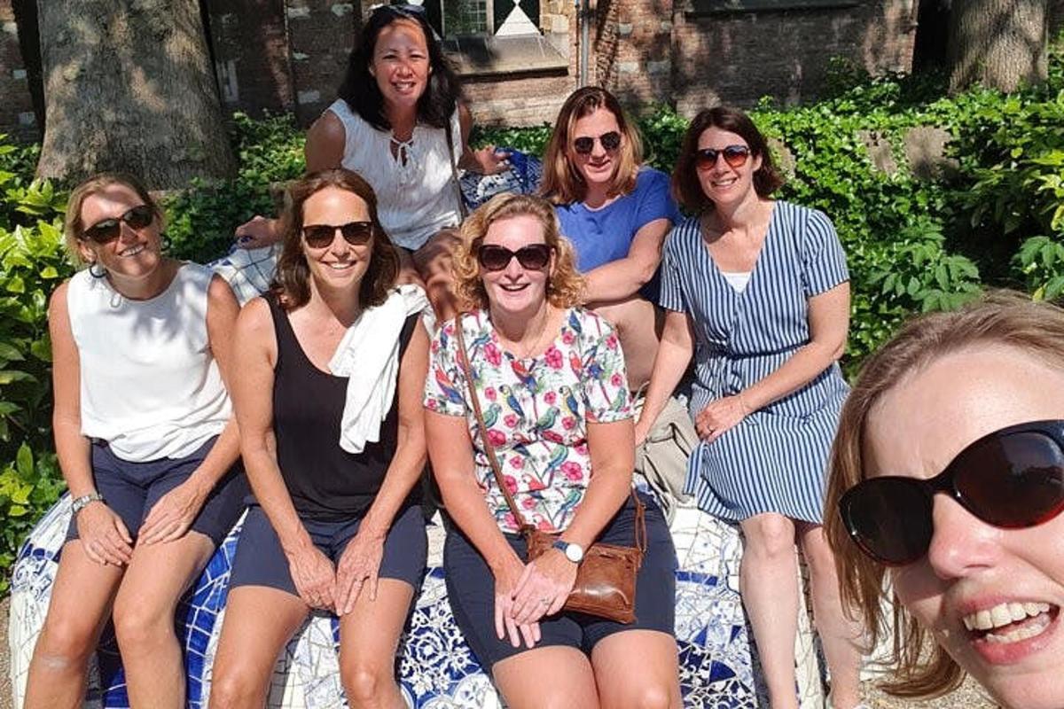 um grupo de mulheres sentadas em um cobertor