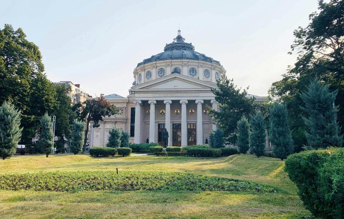 velika bela stavba s kupolo