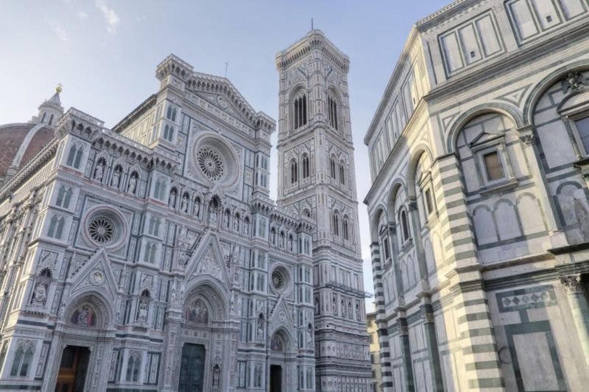 un grande edificio bianco con una torre dell'orologio