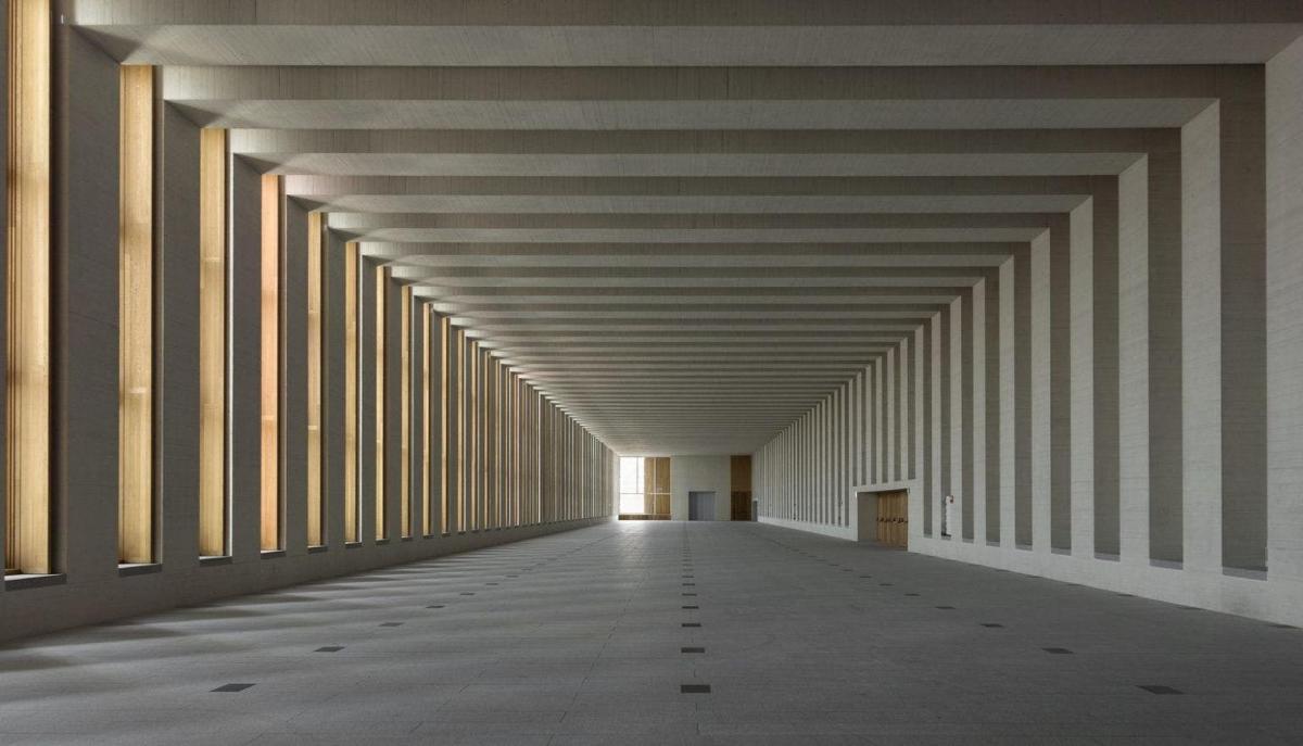 un corridoio vuoto di un edificio con colonne