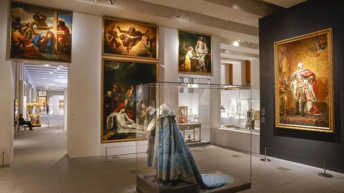 una exposició de museu amb un vestit en una vitrina