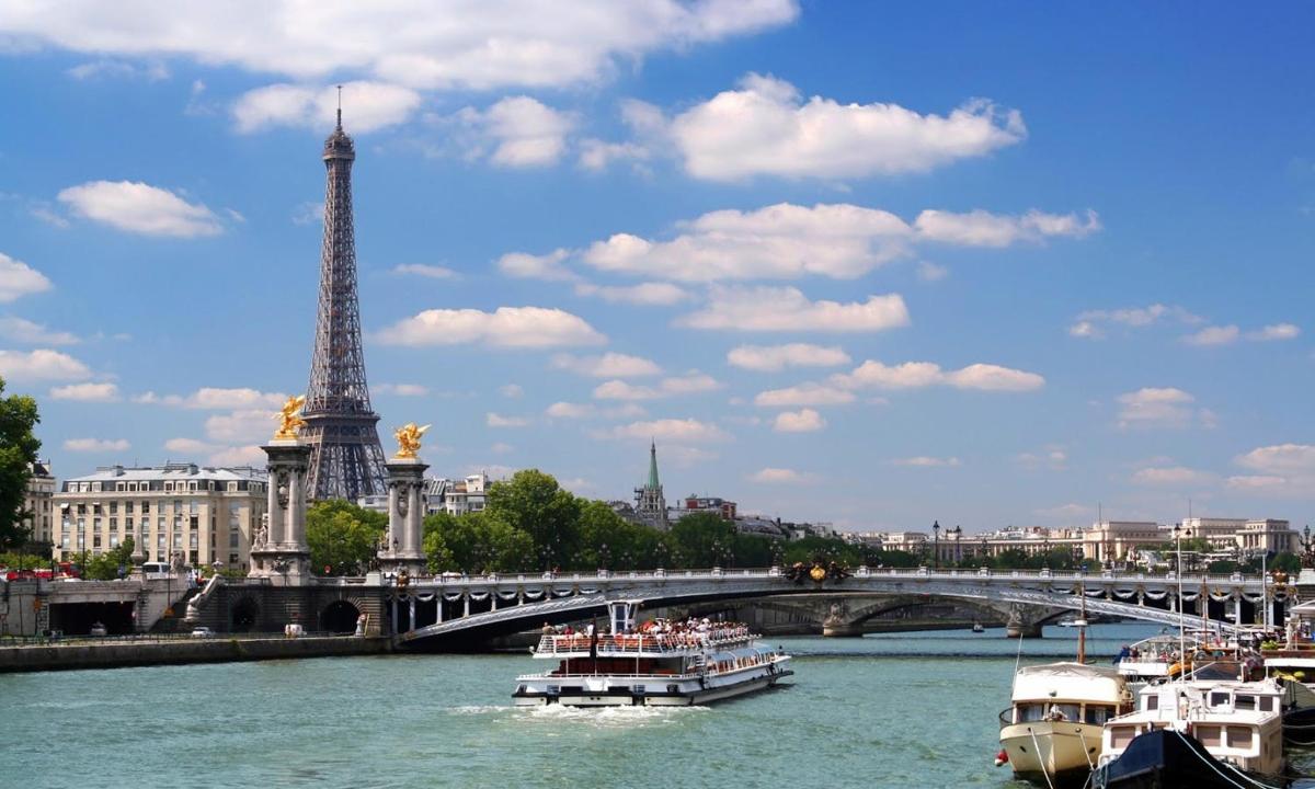 une vue sur la tour Eiffel et une rivière avec des bateaux