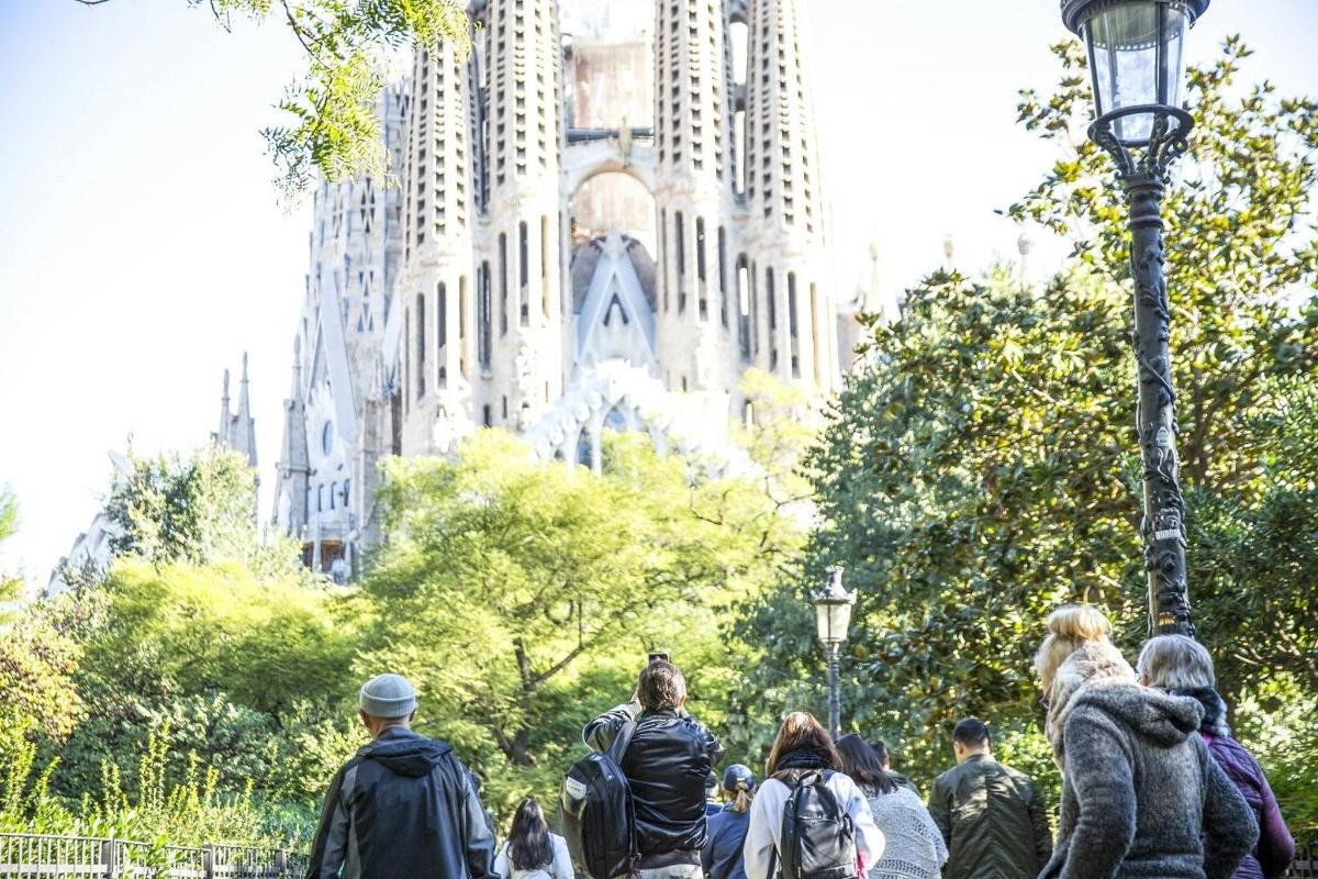 un grup de persones caminant davant d'un edifici