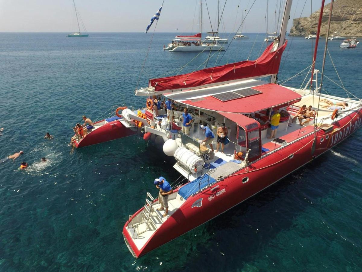 un gruppo di persone su una barca rossa in acqua