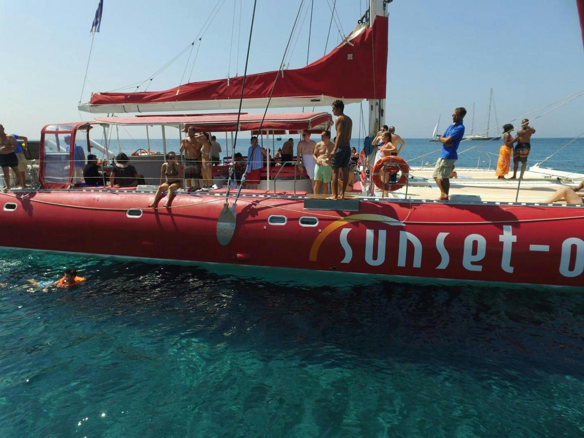 ein rotes Boot im Wasser mit Menschen darauf