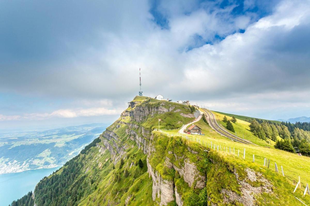 uma estrada na encosta de uma montanha