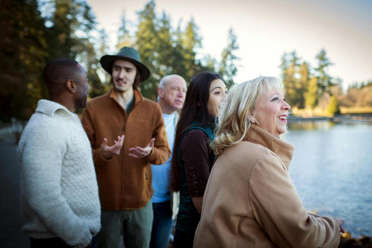 un grup de persones que es troben al costat d'una massa d'aigua