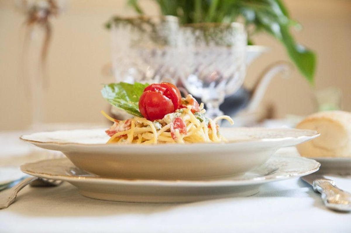 Pastaplata með kirsuberi á borði