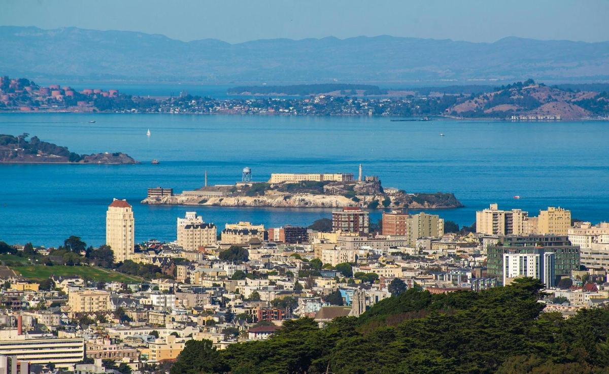 uma vista de uma cidade com o oceano e edifícios