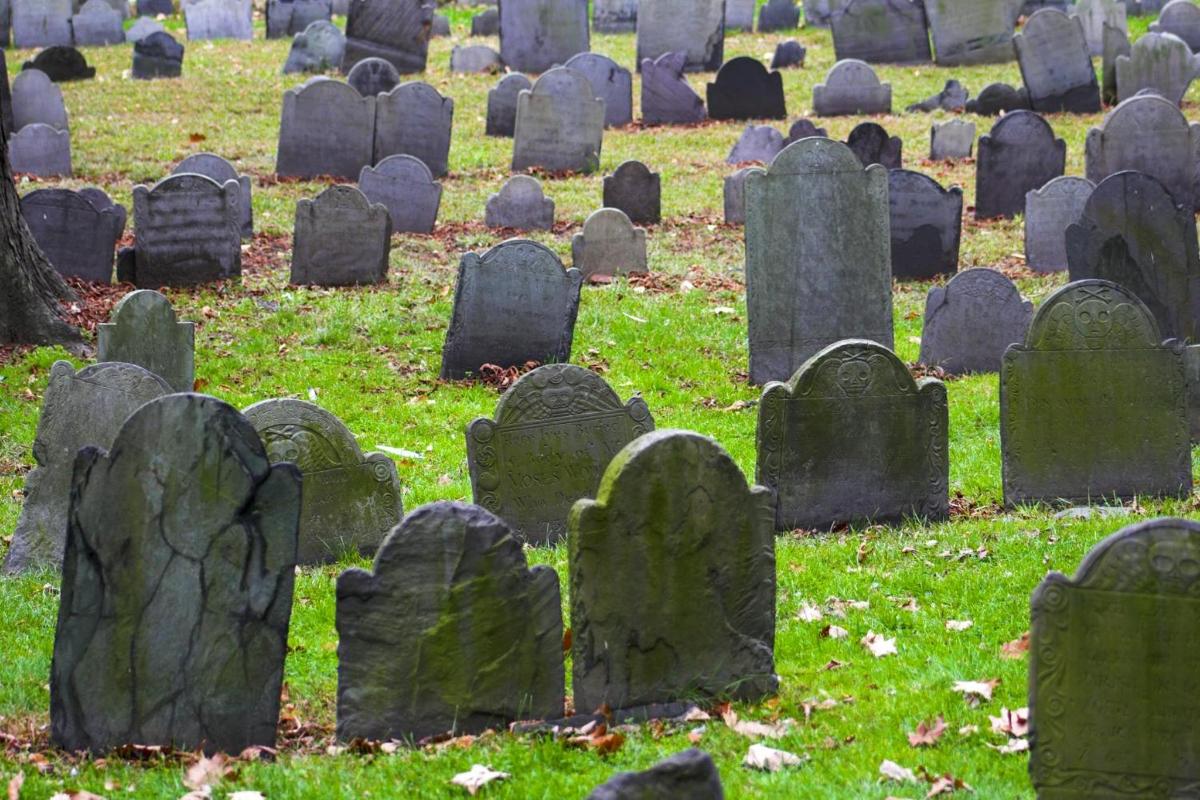 un grupo de lápidas en un cementerio