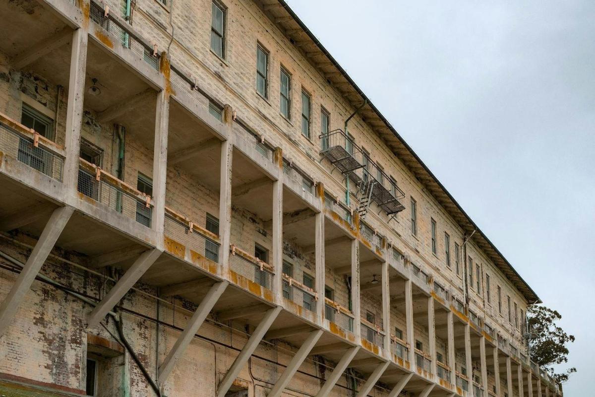 um edifício com andaimes na lateral