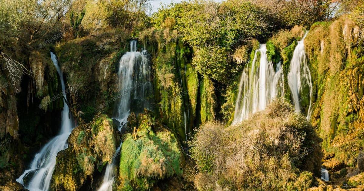 pemandangan dua air terjun di dalam hutan