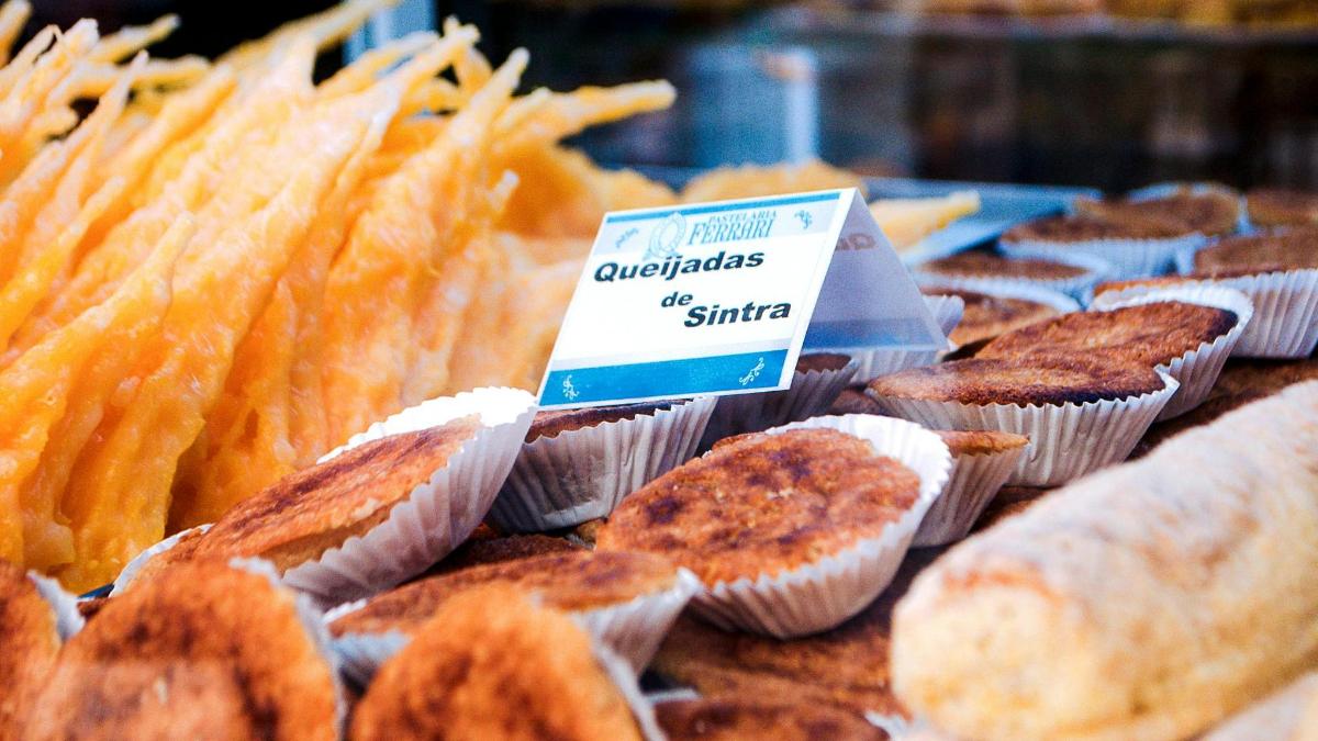 食べ物とポテトチップスとスナックが置かれたテーブル