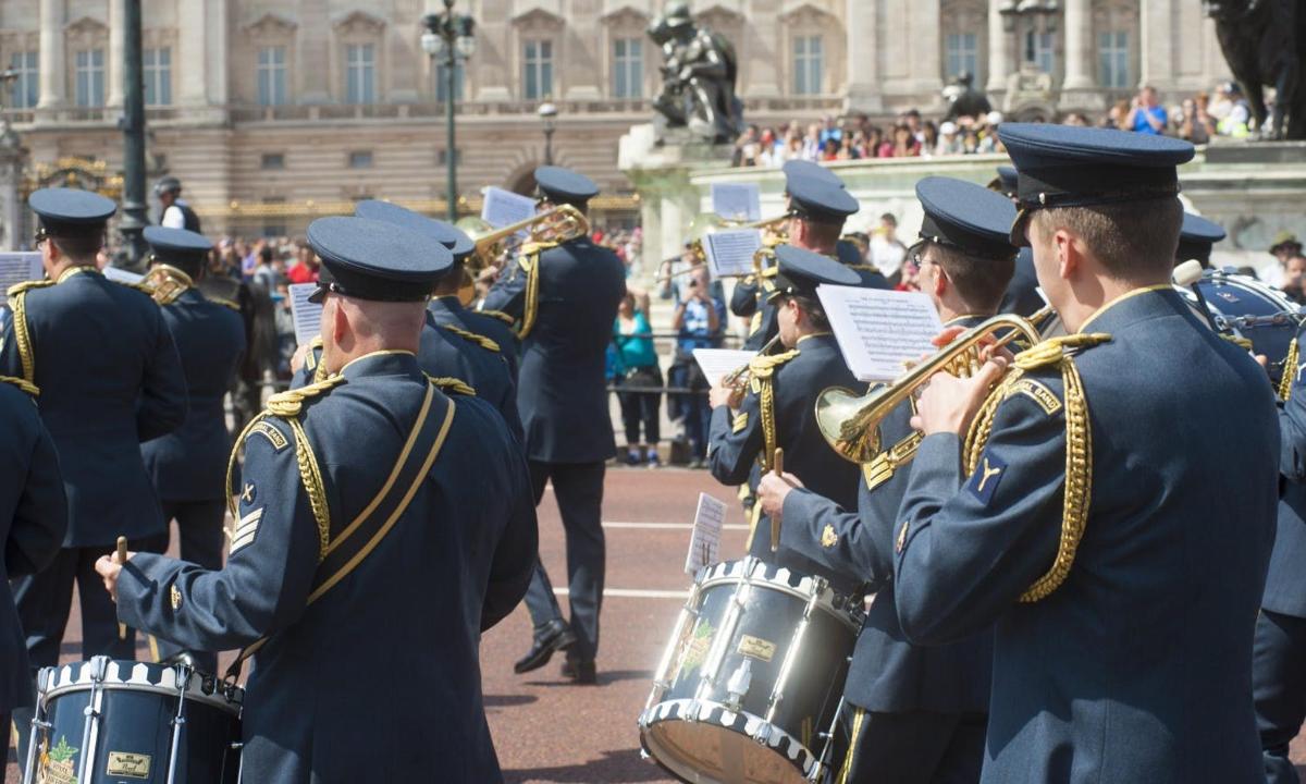 una banda musicale in uniforme blu che suona musica