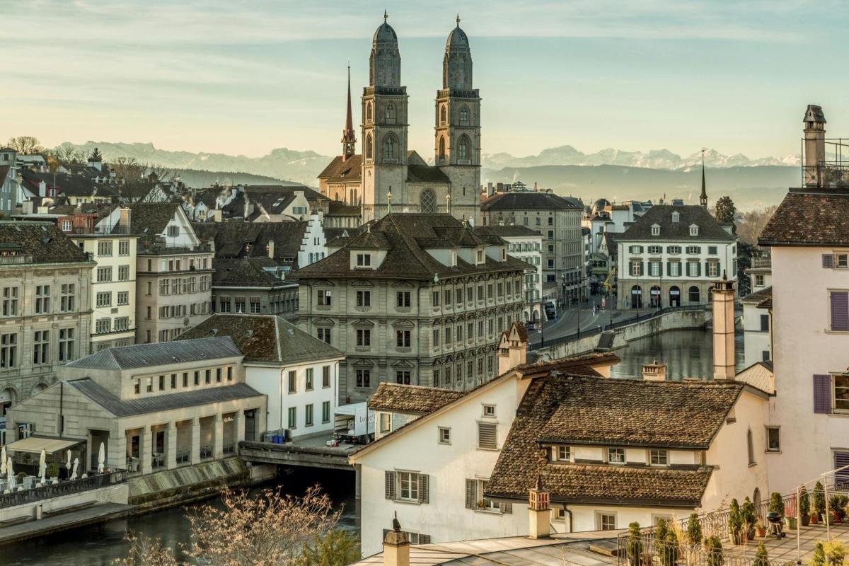 uma vista de uma cidade com edifícios