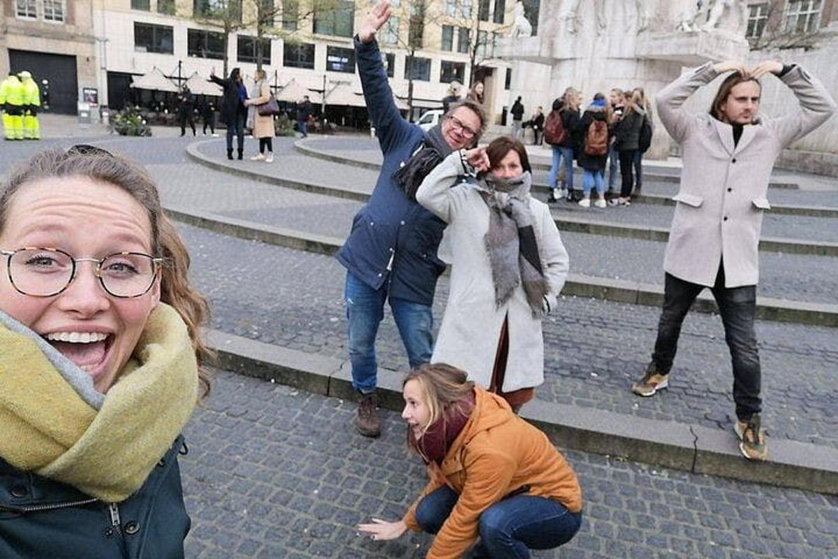 en gruppe mennesker som står på en gate