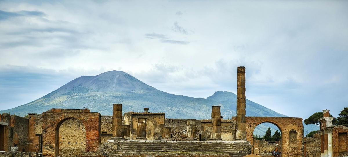 una vista di una montagna di fronte a un edificio