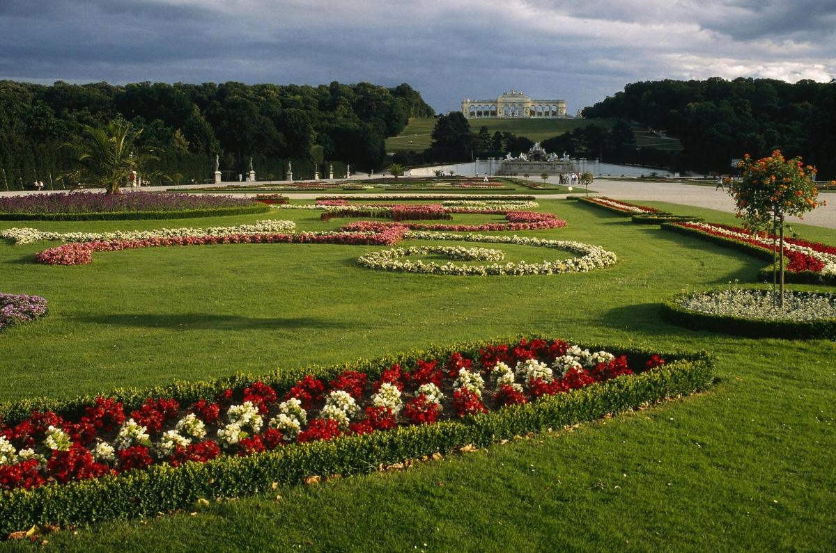 un giardino con fiori in mezzo a un parco