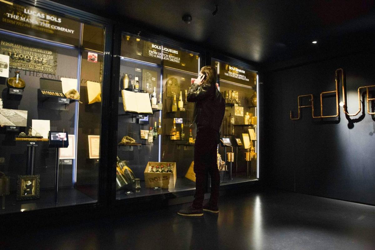 naine räägib poe akna ees mobiiltelefoniga