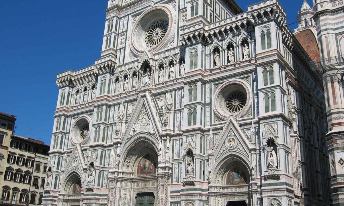 un grande edificio bianco con molte finestre