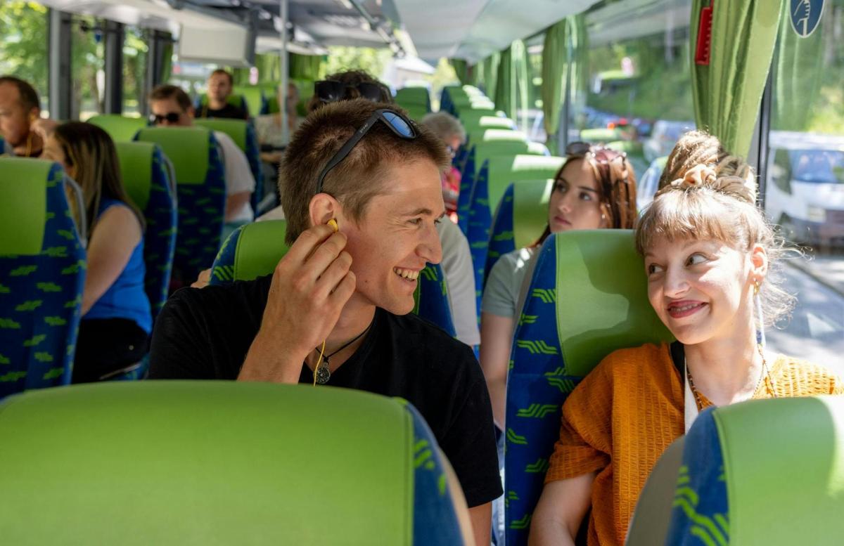 egy férfi és egy nő ül a buszon