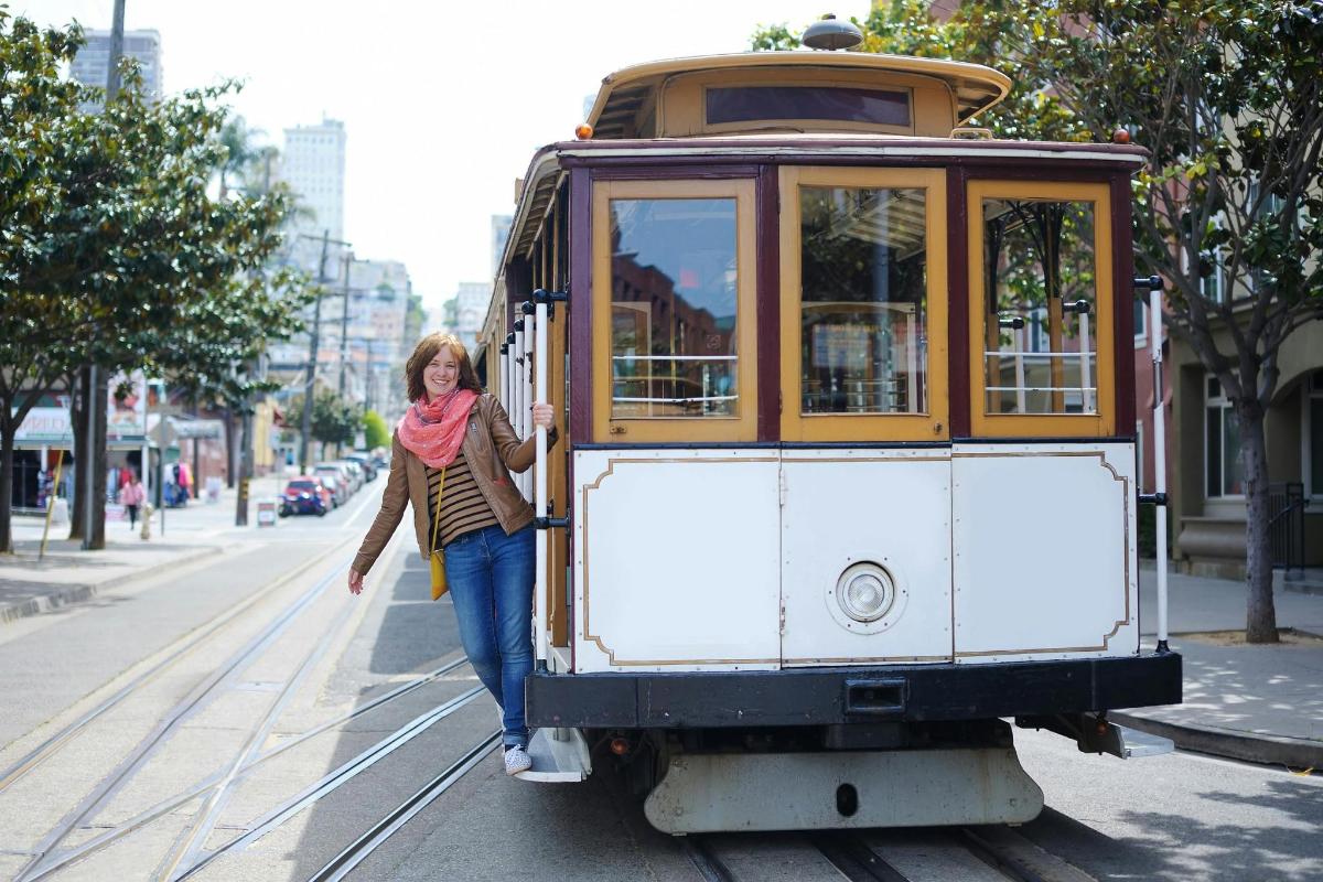 žena vystupuje z tramvaje