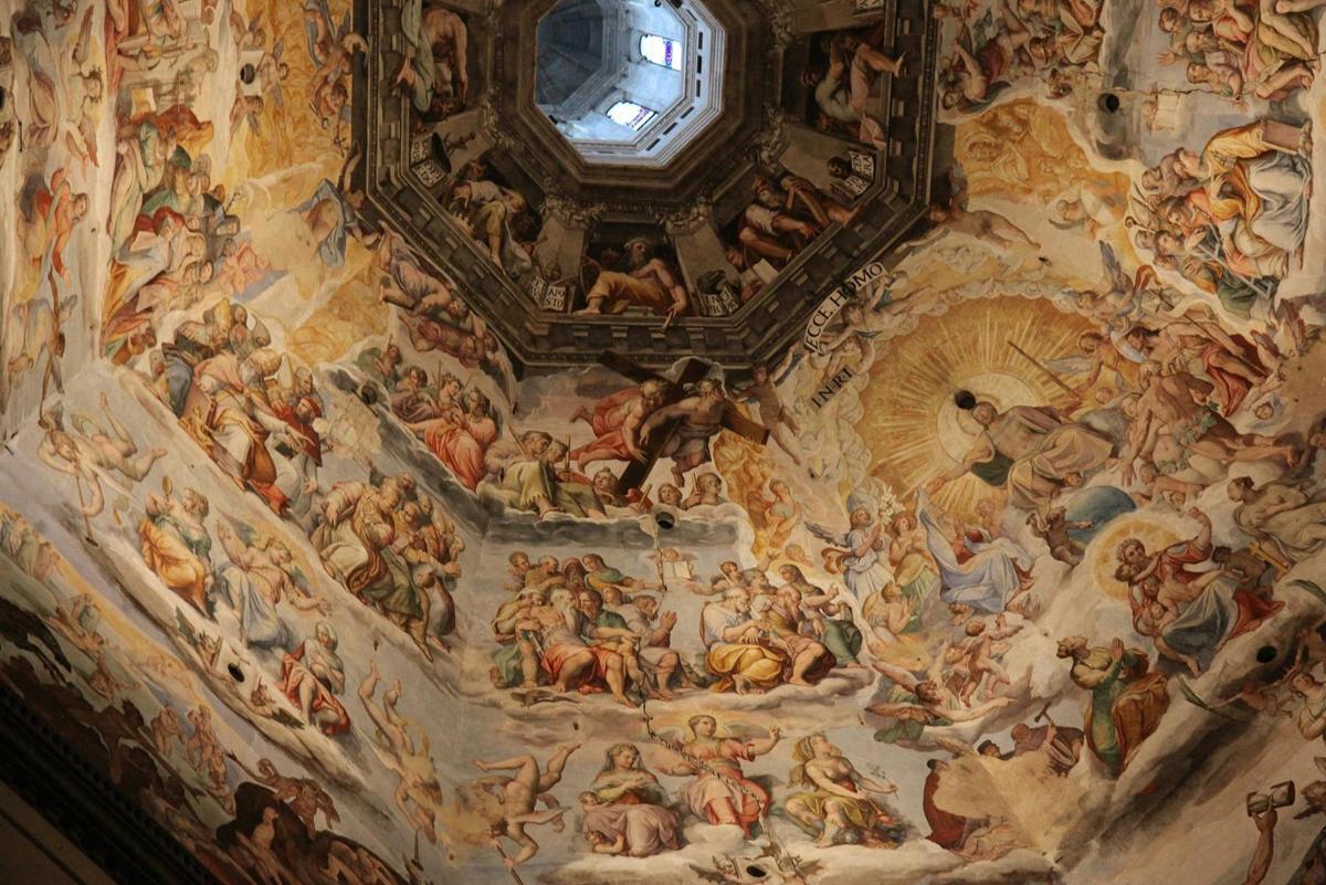 un dipinto sul soffitto di un edificio