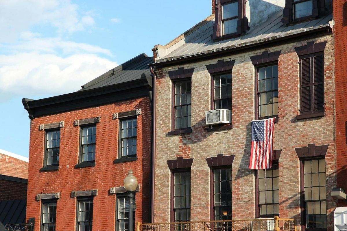 un edificio in mattoni rossi con una bandiera americana sopra