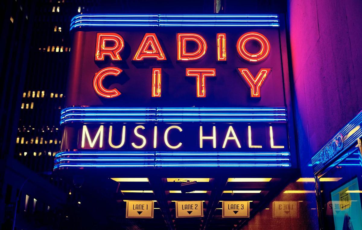 μια φωτεινή επιγραφή που γράφει Radio City Music Hall