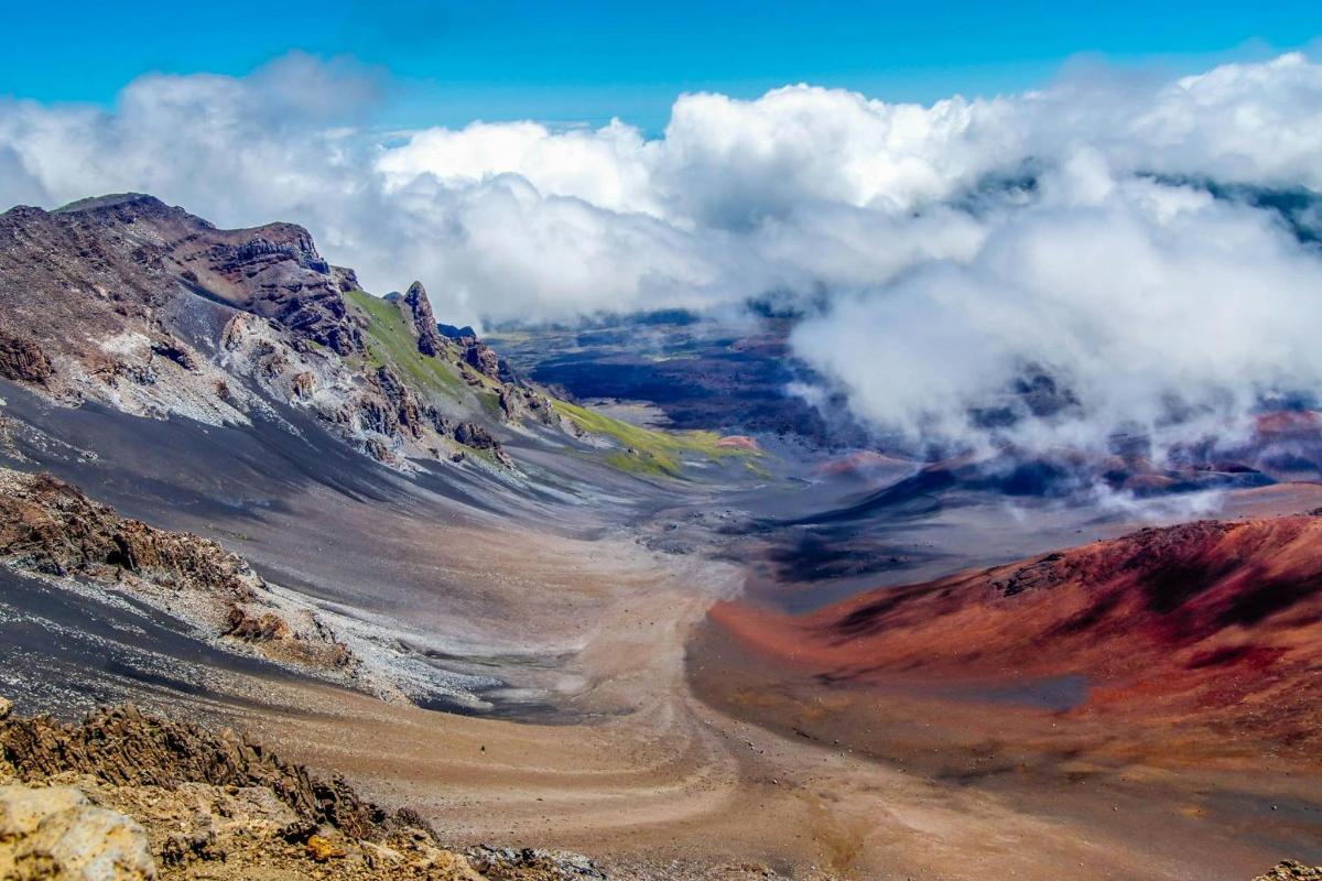 pemandangan dari puncak gunung dengan awan