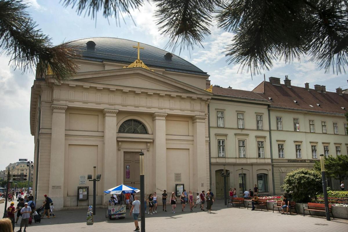 ein großes Gebäude mit Menschen davor