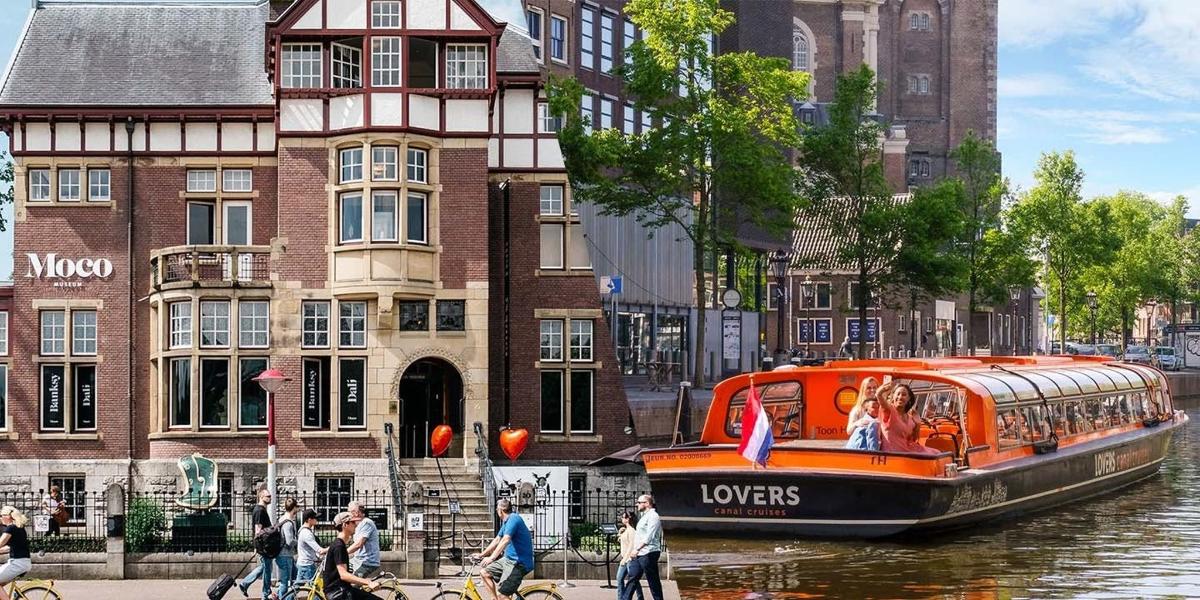 a boat in the water in front of a building