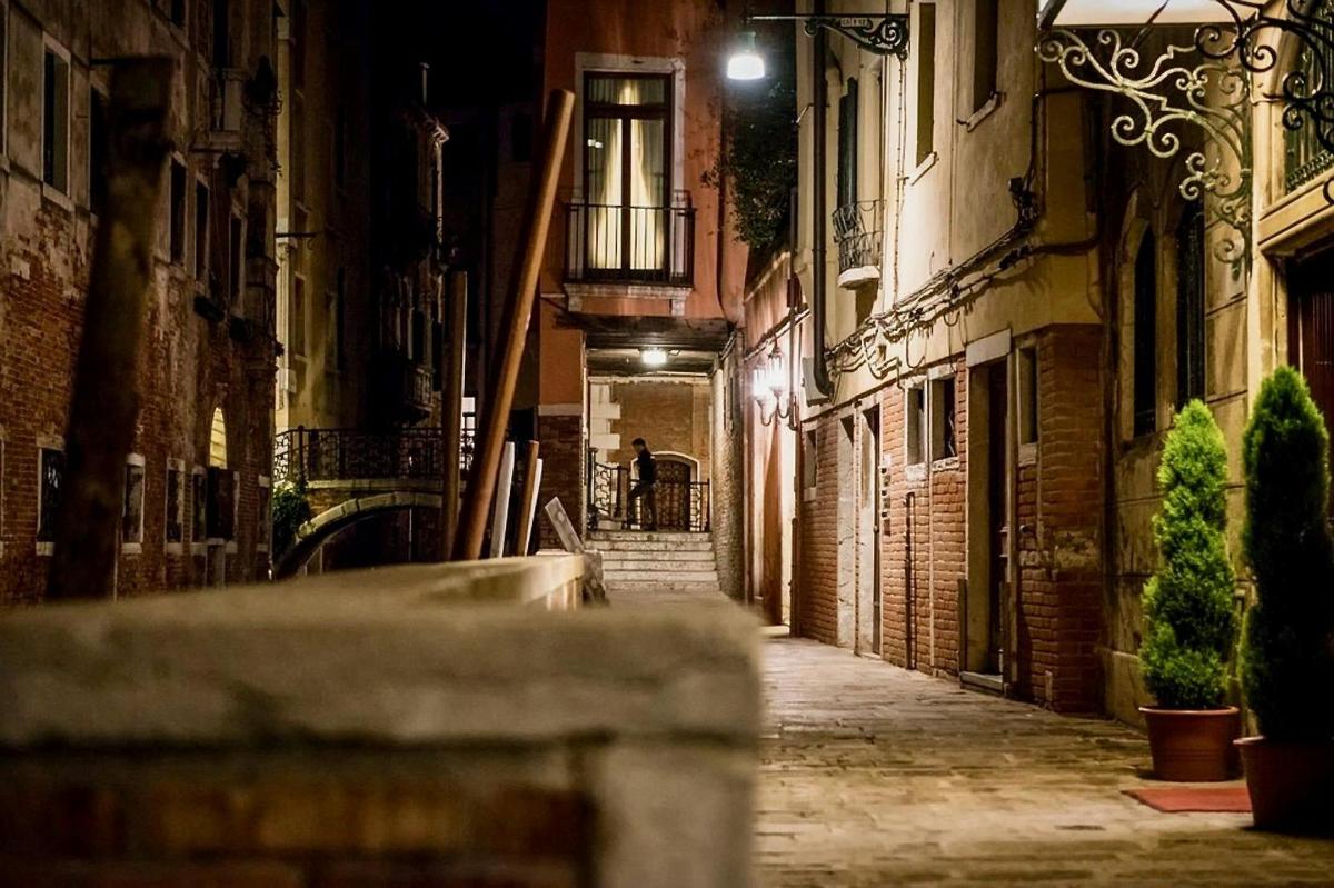 ένα σοκάκι με ένα άτομο που περπατάει σε έναν δρόμο τη νύχτα