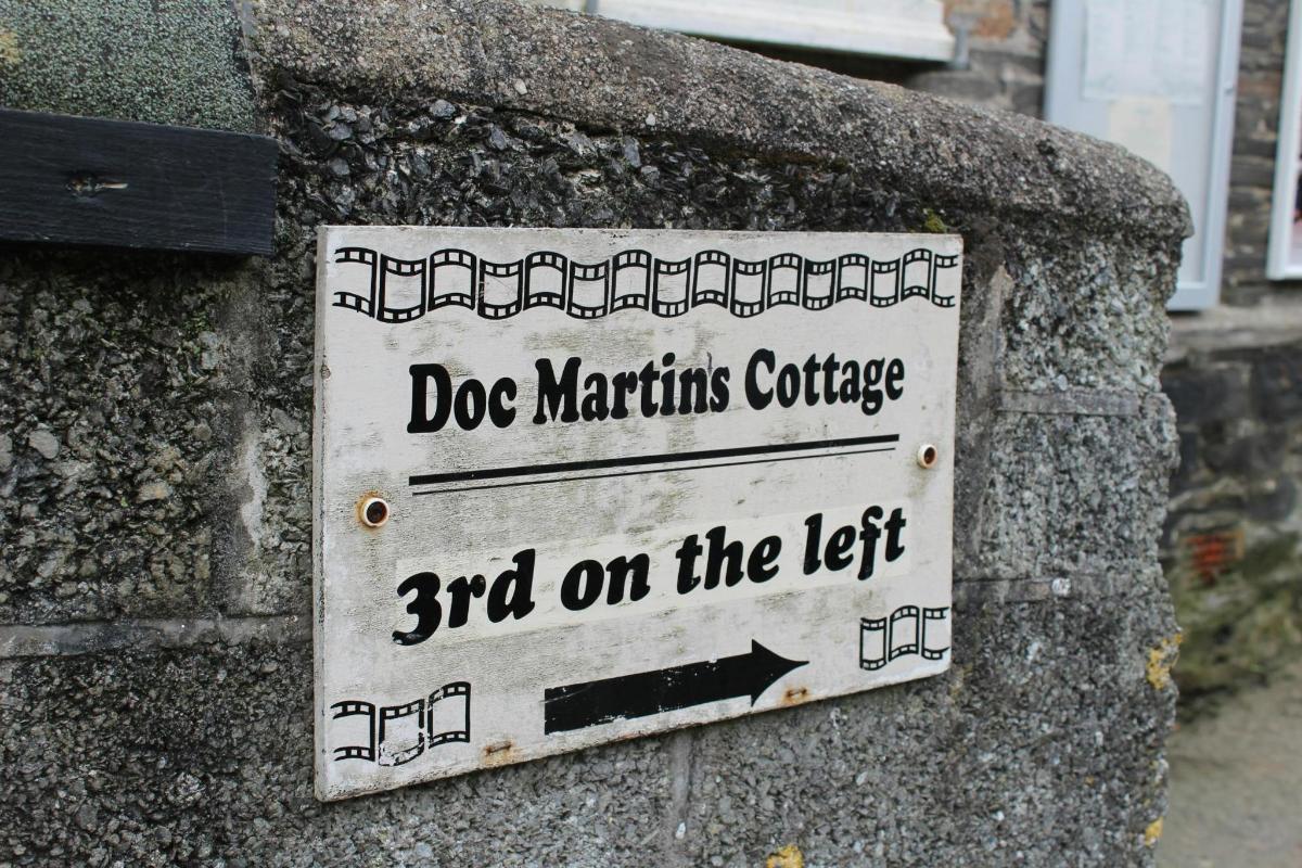 a sign on a stone wall that reads dog mariculture college on