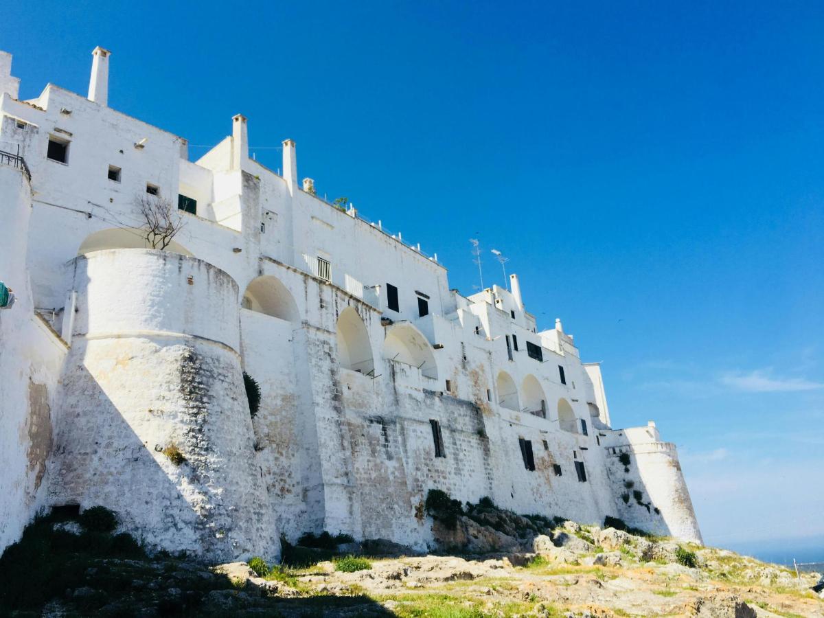 un gran edifici blanc al cim d'un turó