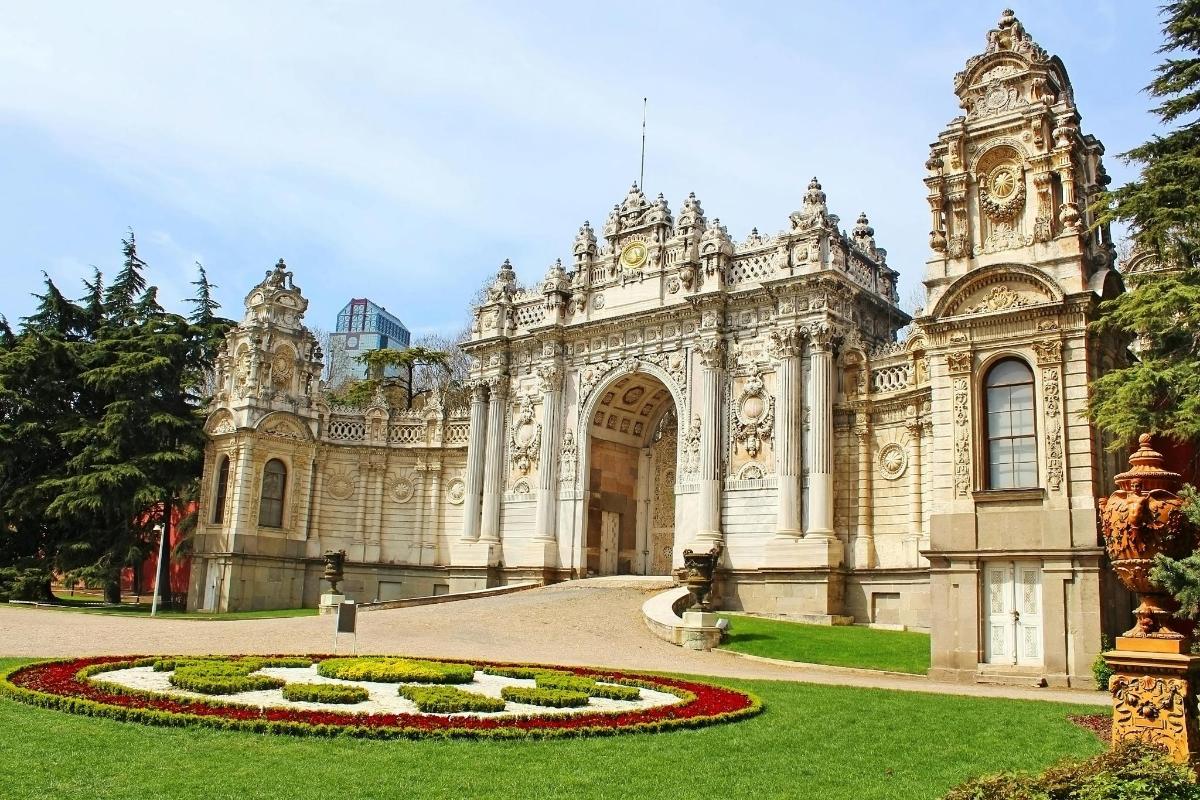 Un edificio antiguo con un jardín delante.