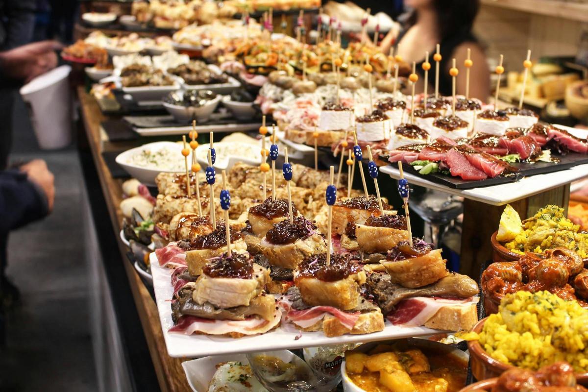Una línea de buffet con muchos tipos diferentes de comida.