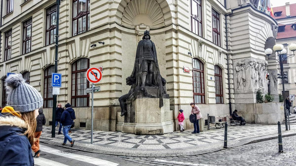 una statua di uno space shuttle di fronte a un edificio