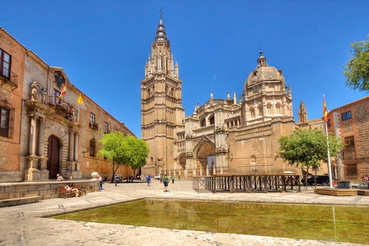 un edificio con una torre de reloj y una catedral