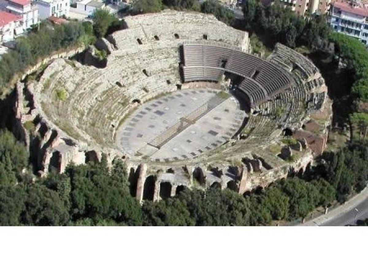 una vista aerea di un anfiteatro