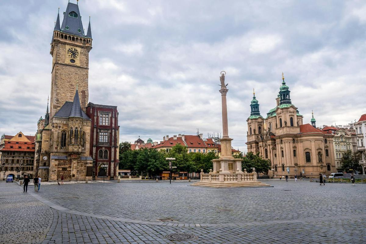 mestni trg z urnim stolpom in vodnjakom