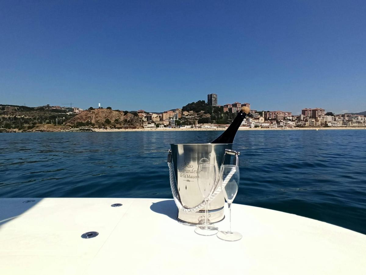 Una botella de vino en una copa de vino en un barco