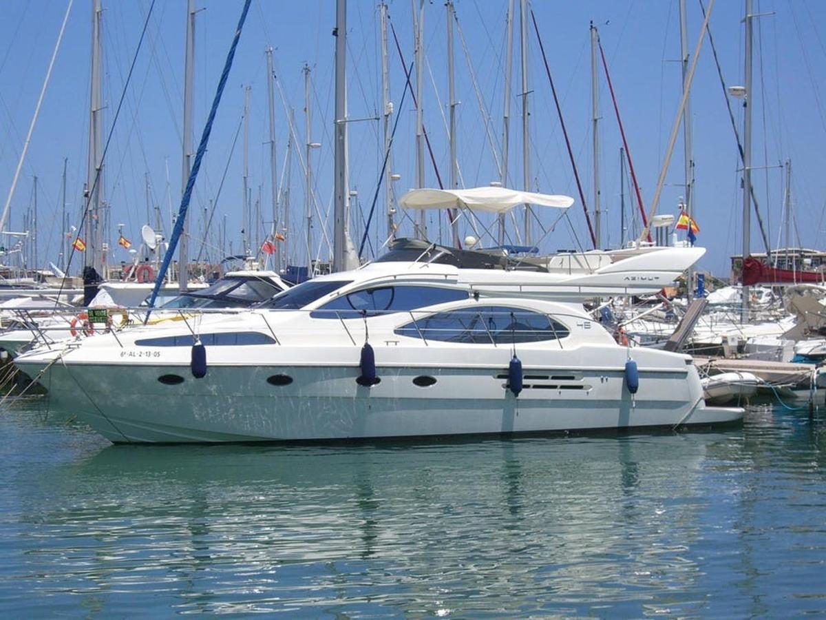 Un barco blanco está atracado en un puerto