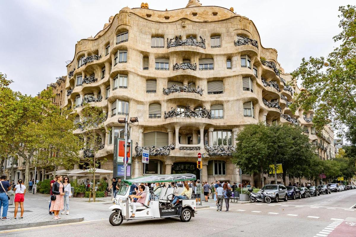 un carret de golf en un carrer davant d'un edifici